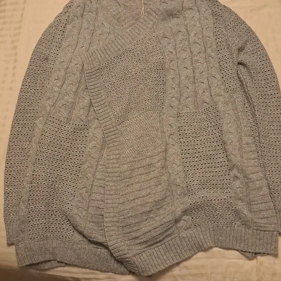 LoveStich Sweater - Picture 4 of 5